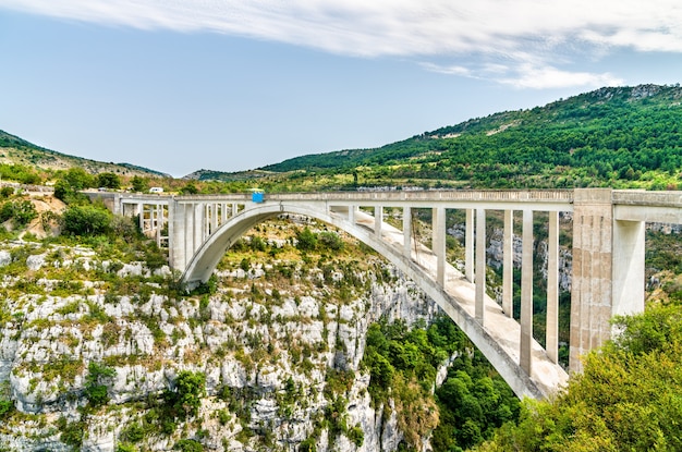 Pont de Chauliere, eine Brücke über den Artuby in der Verdonschlucht