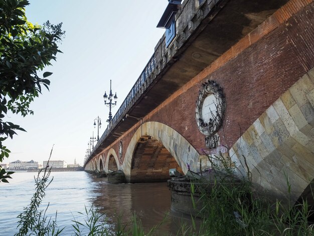 Pont de Pierre (a ponte de Pedro) sobre o rio Garonne em Bordéus