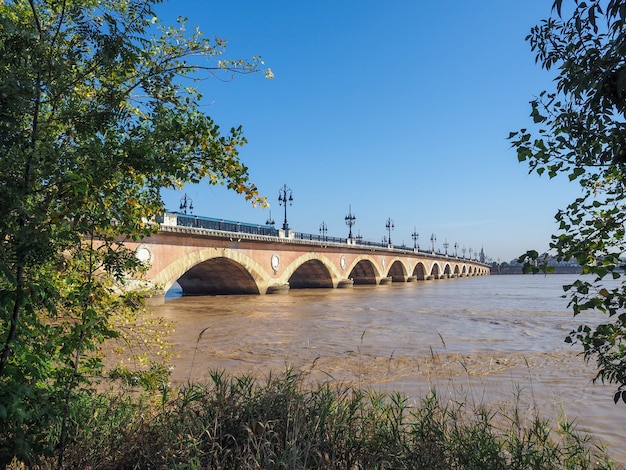 Pont de pierre (a ponte de pedro) sobre o rio garonne em bordéus