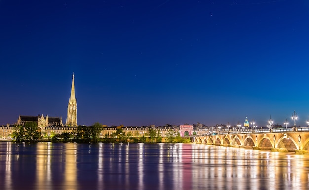 Pont de Pierre Brücke und Basilika Saint Michel in Bordeaux - Frankreich, Gironde