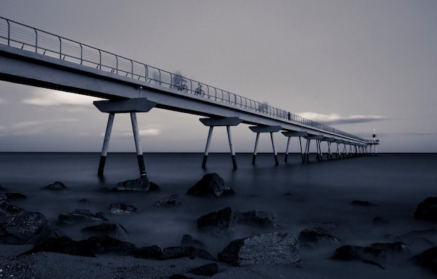 Pont Del Petroli ponte sobre o mar Mediterrâneo contra um céu nublado à noite na Espanha