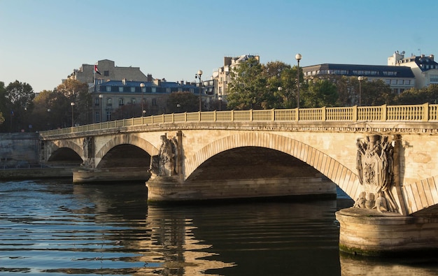 Pont des Invalides ist die niedrigste Brücke über die Seine in Paris