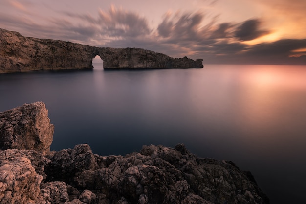 Pont famoso d'en gil na costa oeste de menorca, ilhas baleares, espanha.