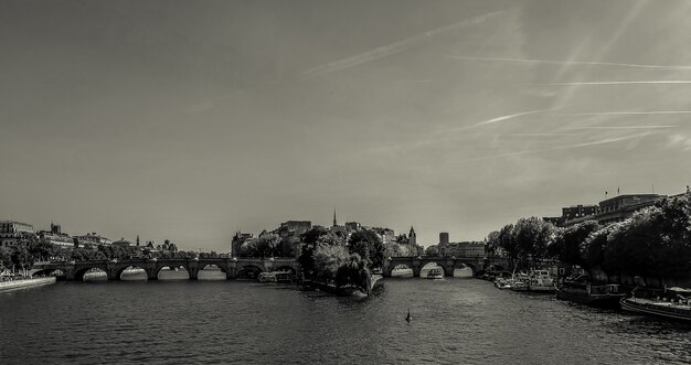 Pont Neuf en blanco y negro sobre el río Sena