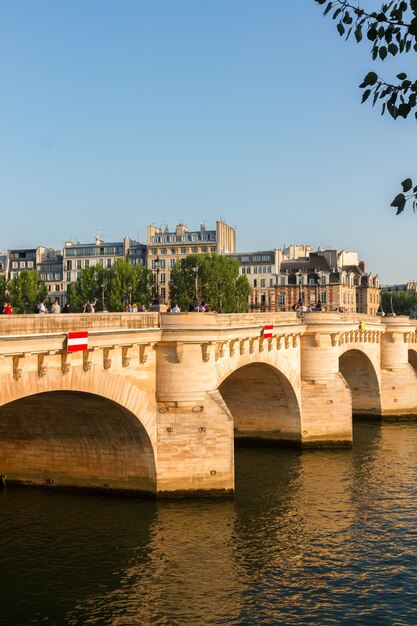 Foto pont neuf e rio seine em dia ensolarado de verão, paris, frança