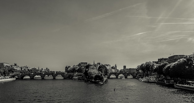 Pont Neuf em preto e branco sobre o rio Sena