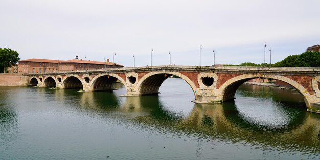 Pont Neuf em Toulouse em vista panorâmica da nova pedra rosa da ponte de tijolos