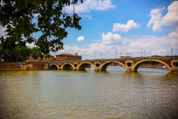 El Pont Neuf, francés para New Bridge, es un puente del siglo XVI en Toulouse, en el sur de Francia.