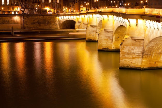 Pont Neuf en París de noche