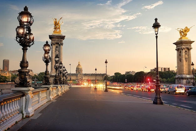 Ponte Alexandre III e vista de Les Invalides em Paris, França