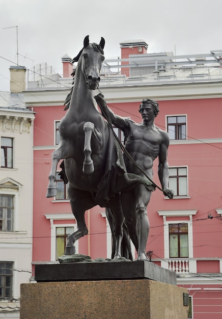 Ponte Anichkov na escultura magnífica fontanka a doma do cavalo pelo homem