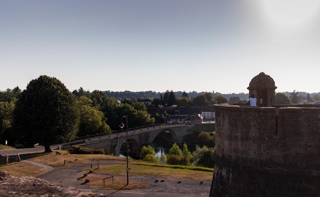 Ponte antiga sobre o rio Deu dOloron na cidade de Navarrenx França