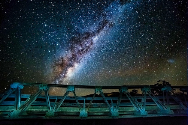 Ponte Anzac sob o céu noturno e a galáxia com a Via Láctea