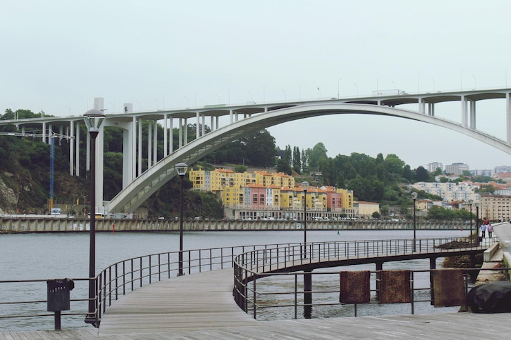 Foto ponte arrabida sobre o rio na cidade contra um céu claro