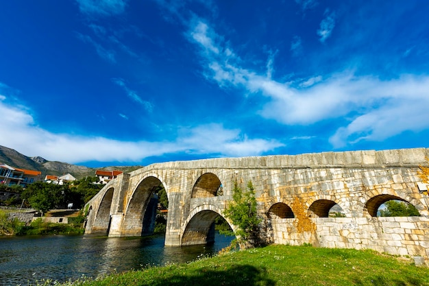 Ponte Arslanagic no rio Trebisnjica em Trebinje Bósnia e Herzegovina