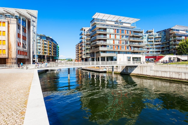 Ponte através do canal no Aker Brygge. É um bairro de Oslo, Noruega.