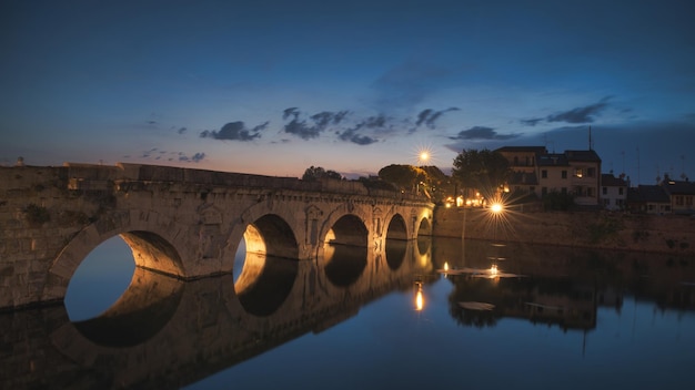 Ponte augusto e tibério em rimini à noite