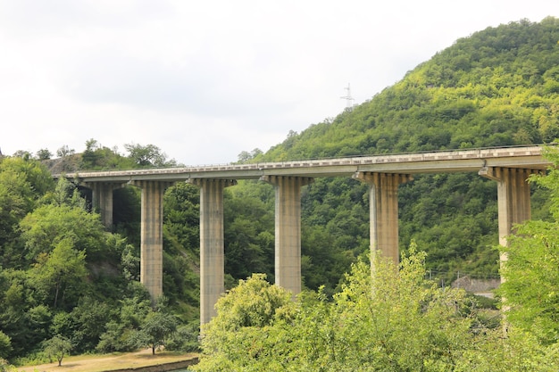 Ponte automóvel no reservatório Zhinvali