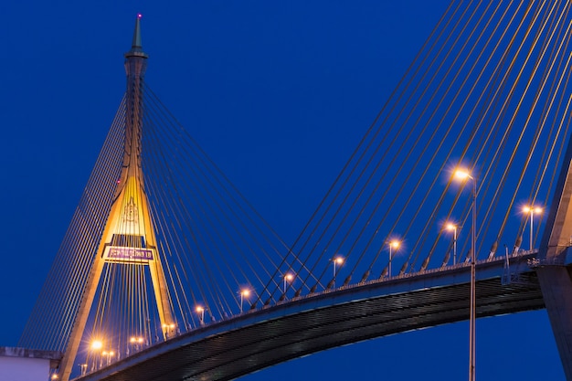 Ponte Bhumibol à noite