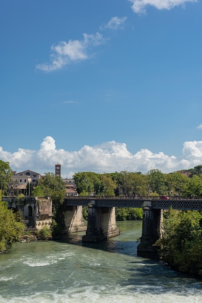 Ponte Bridge Palatino también conocido como Puente Inglés que conecta los distritos de Ripa y Trastevere Se llama así por el movimiento a la izquierda