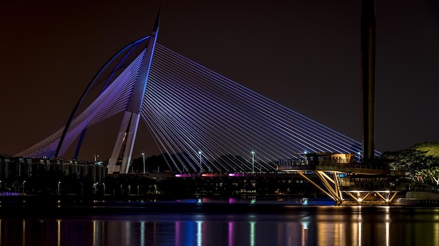 Ponte brilhante à noite.