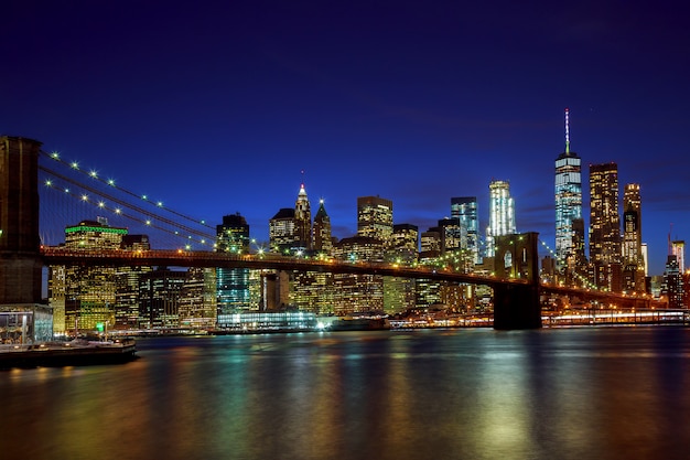 Ponte brooklyn, e, manhattan, skyline, noturna, cidade nova iorque