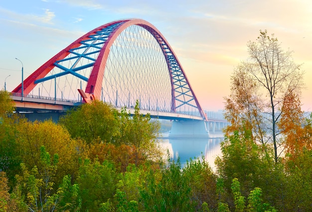 Ponte Bugrinsky no outono dourado Ponte automóvel arqueada nas margens do Ob Novosibirsk