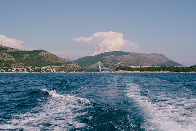 Ponte cablestay de Franjo Tudjman que leva a estrada estadual d na entrada oeste de dubrovnik