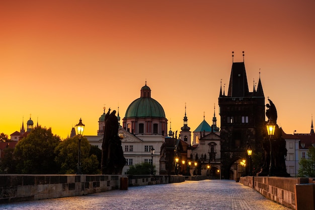 Ponte Carlos ao nascer do sol em Praga, República Tcheca. Destino de viagem famoso