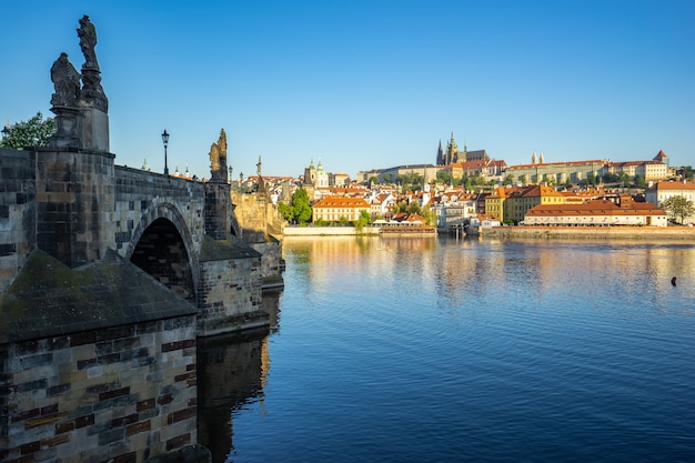 Ponte carlos com o skyline da cidade de praga em praga, república checa