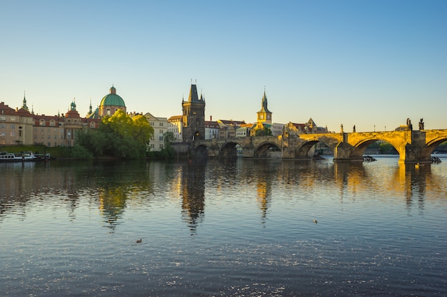 Ponte carlos com o skyline da cidade de praga na república checa