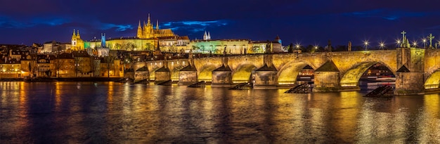 Ponte Carlos em Praga iluminada à noite na República Tcheca