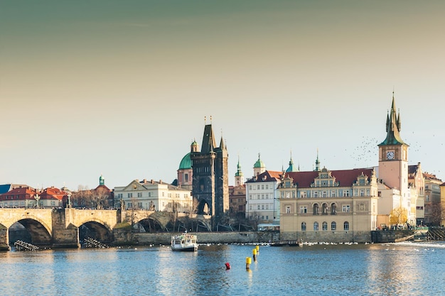 Ponte Carlos no Rio Vltava na luz do sol da manhã. Praga, República Tcheca