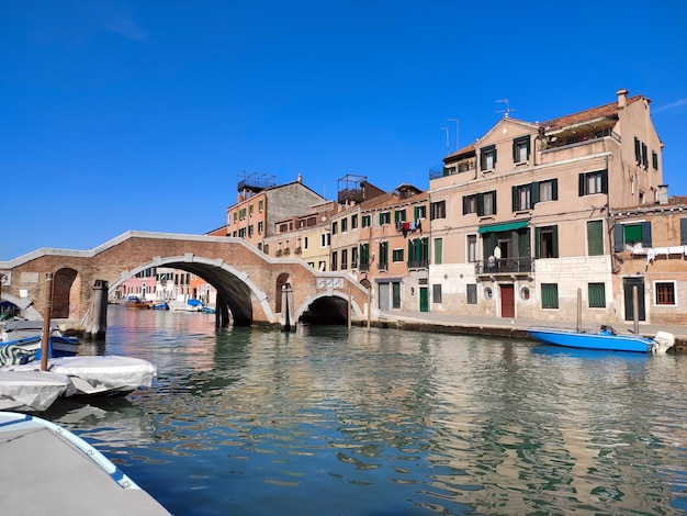 Ponte central de Veneza e casas históricas do outro lado do canal