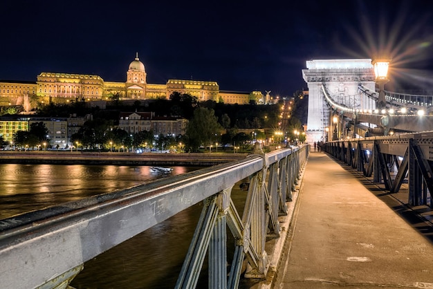 Ponte Chain e Castelo de Buda à noite em Budapeste