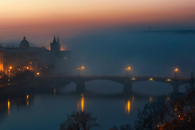 Ponte Charles durante a manhã nevoenta Praga República Checa