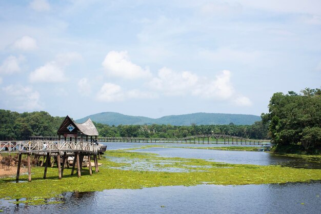 Ponte Chom Kwang e atração de ecoturismo em Nong Yai Projetos de Iniciativa de Desenvolvimento Real e Reservatório Regulador para viajantes tailandeses visitam em 11 de outubro de 2023 em Chumphon Tailândia