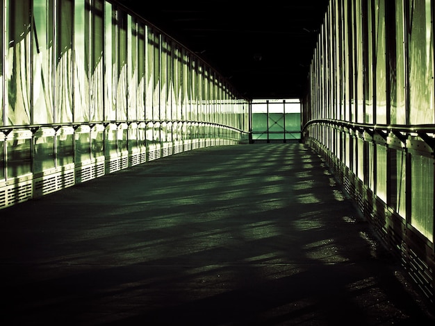 Ponte coberta para a estação de metro ligeiro.