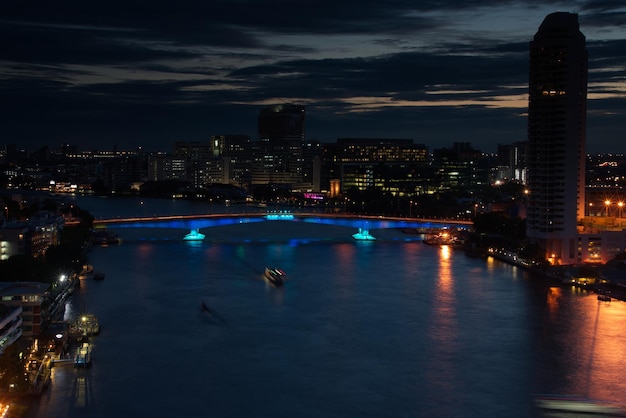 Ponte colorida na hora do pôr do sol que atravessa um rio Bangkok Tailândia