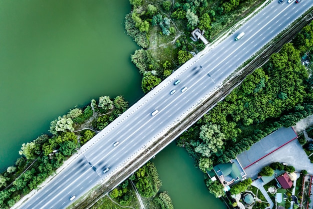 Ponte com estrada de asfalto sobre o rio, vista do alto