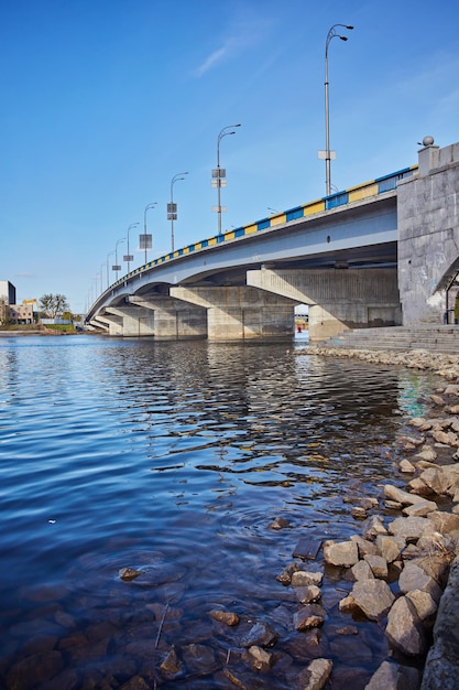 Ponte concreta do automóvel sobre o rio Kiev