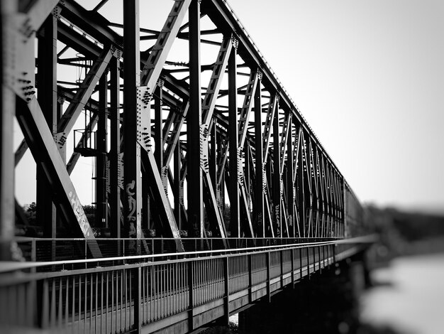 Foto ponte contra o céu limpo