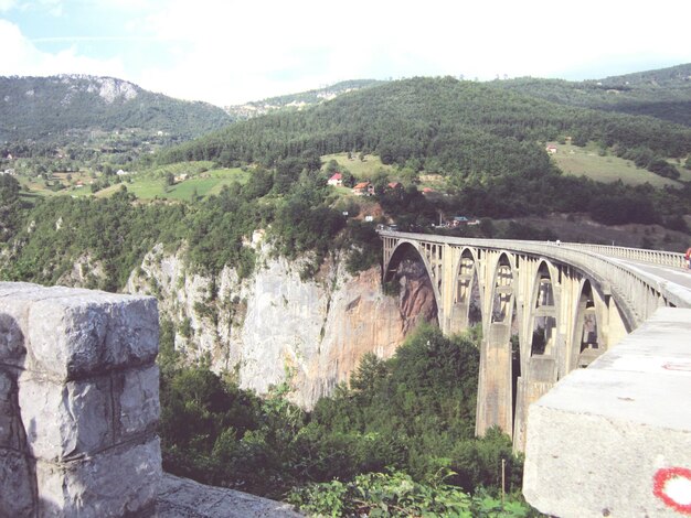 Foto ponte contra o céu