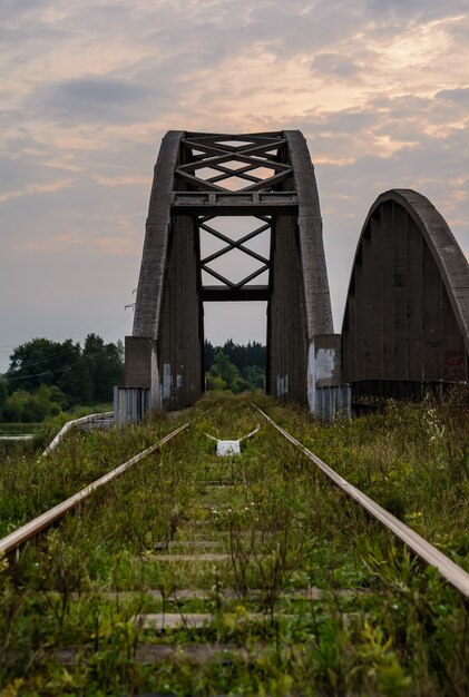 Ponte corcunda A ponte sobre o Volga Uma das mais antigas pontes de concreto armado