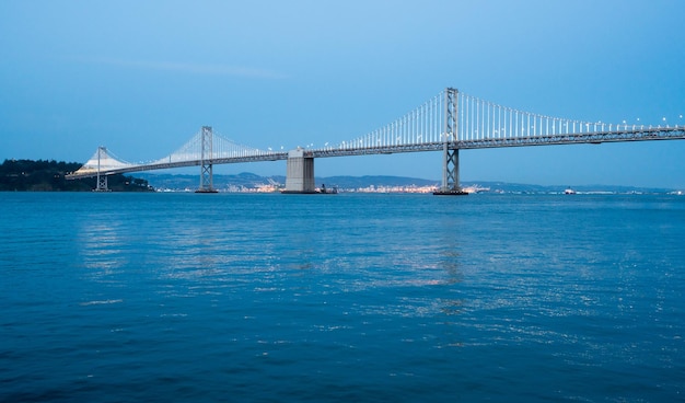 Ponte da Baía de São Francisco iluminada à noite