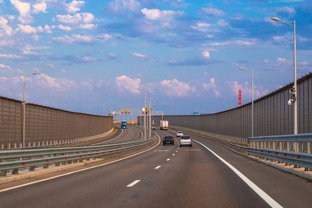 Ponte da Crimeia com transporte pedestre ao amanhecer