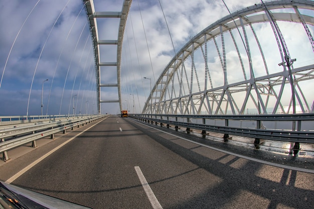 Foto ponte da criméia no início da manhã de outono