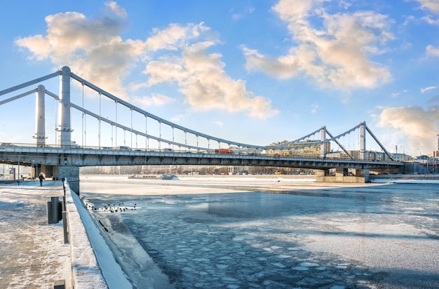 Ponte da Crimeia sobre o inverno do Rio Moskva em Moscou