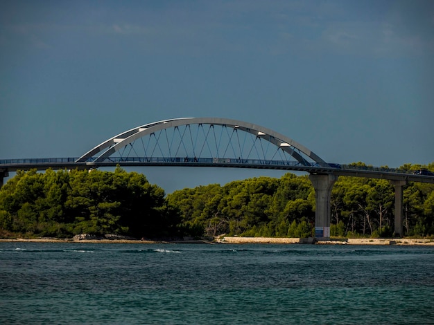 Ponte da ilha Ugljan em frente às ilhas do arquipélago de Zadar, no parque nacional do arquipélago Kornati, na Croácia, paisagem vista do barco marítimo