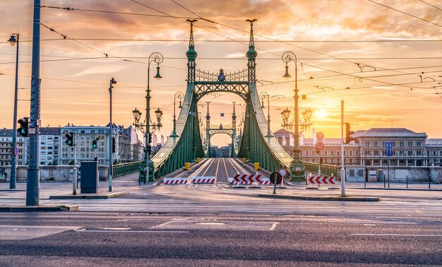 Ponte da liberdade em Budapeste no nascer do sol ardente no verão